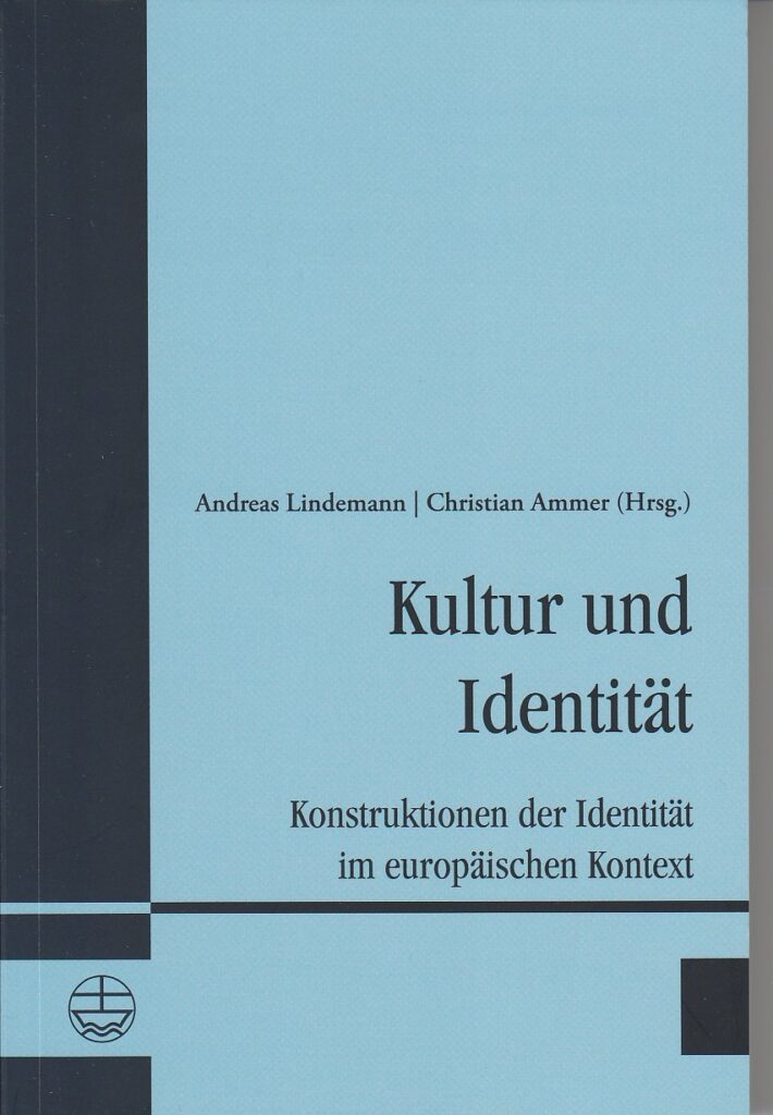 Buchdeckel mit blauem und schwarzem Muster. Titel: Kultur und Identität. Untertitel: Konstruktionen der Identität im europäischen Kontext. Herausgeber: Andreas Lindemann, Christian Ammer.